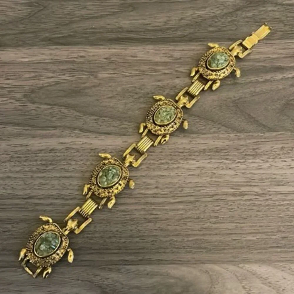 1950’s Vintage Crushed Jade Turtle Bracelet Gold Tone Classic Clasp Closure - Picture 2 of 7